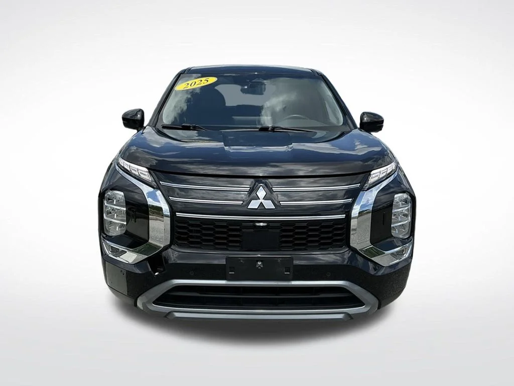 Used 2025  Mitsubishi SE image 13