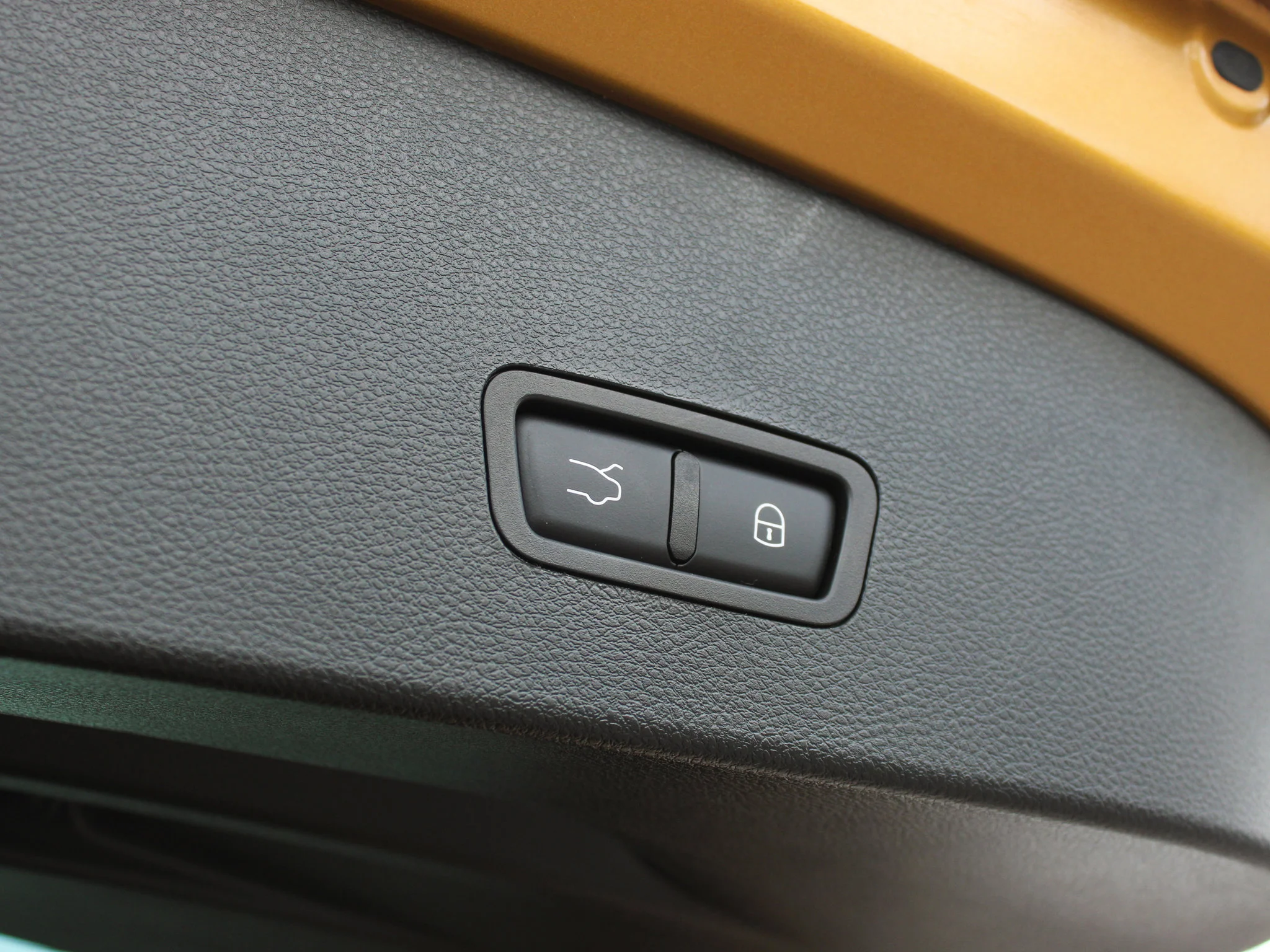 Certified Used 2024 Gold Dodge R/T Plus* PHEV EAWD | Remote Start | Heated Seats | Adaptive Cruise | Apple CarPlay | 360 Camera image 19