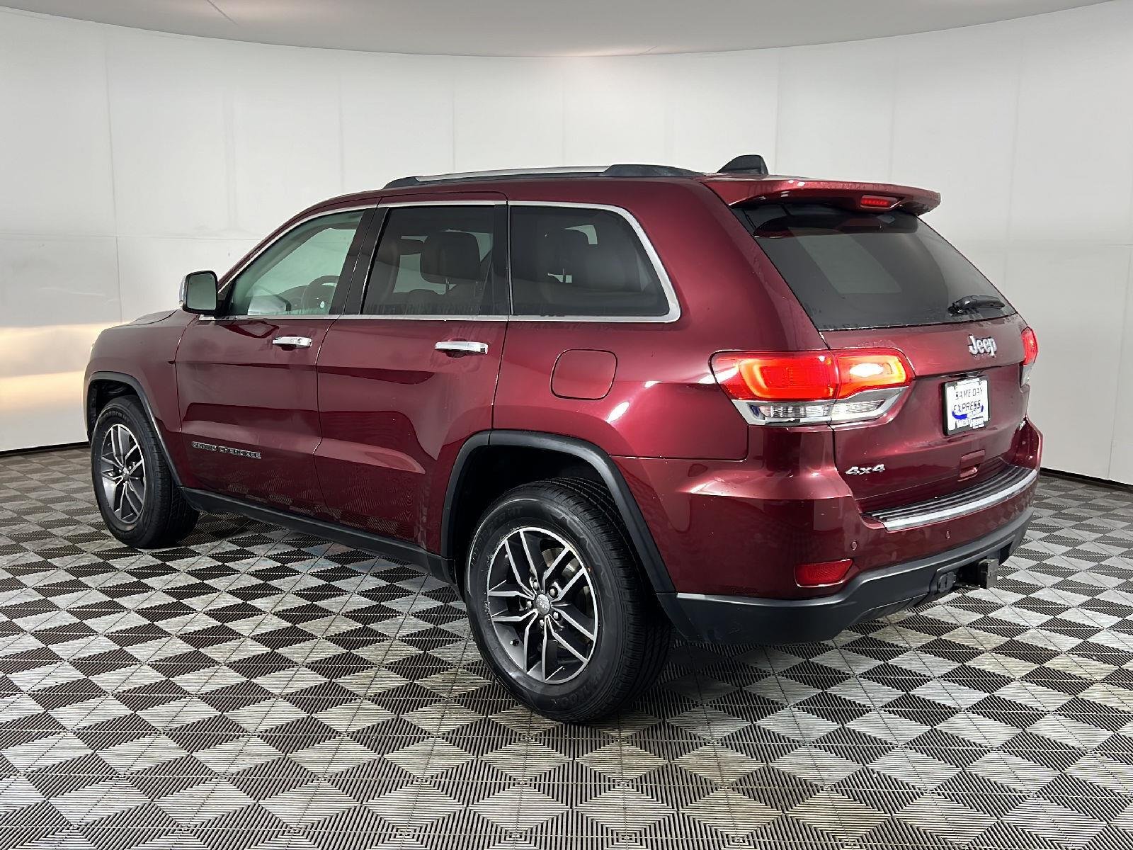 Used 2018 Velvet Red Pearlcoat Jeep Limited image 9