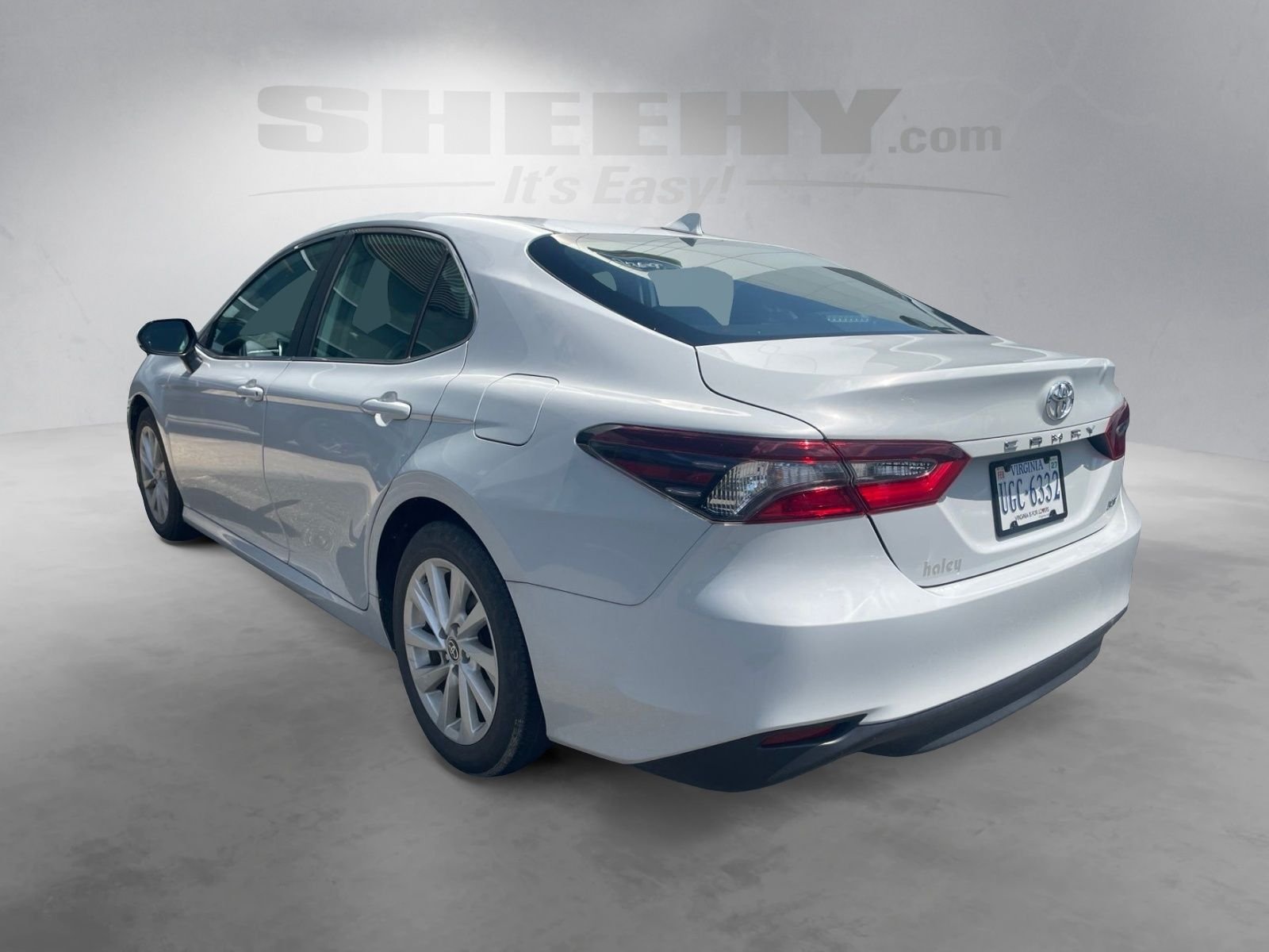 Used 2022 White Toyota LE image 12