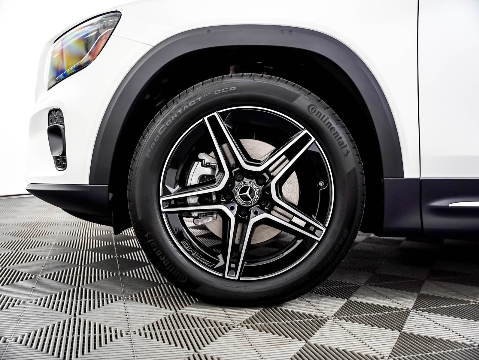 New 2026 Polar White Mercedes-Benz GLB 250 image 6