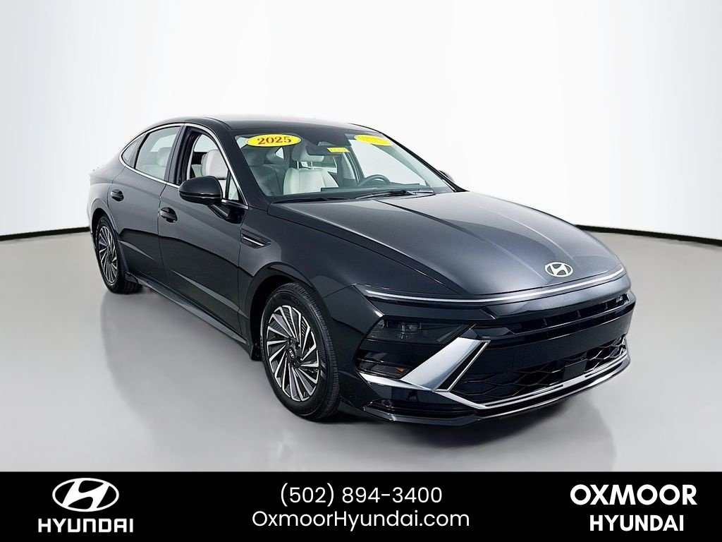 Used 2025 Abyss Black Hyundai SEL image 1