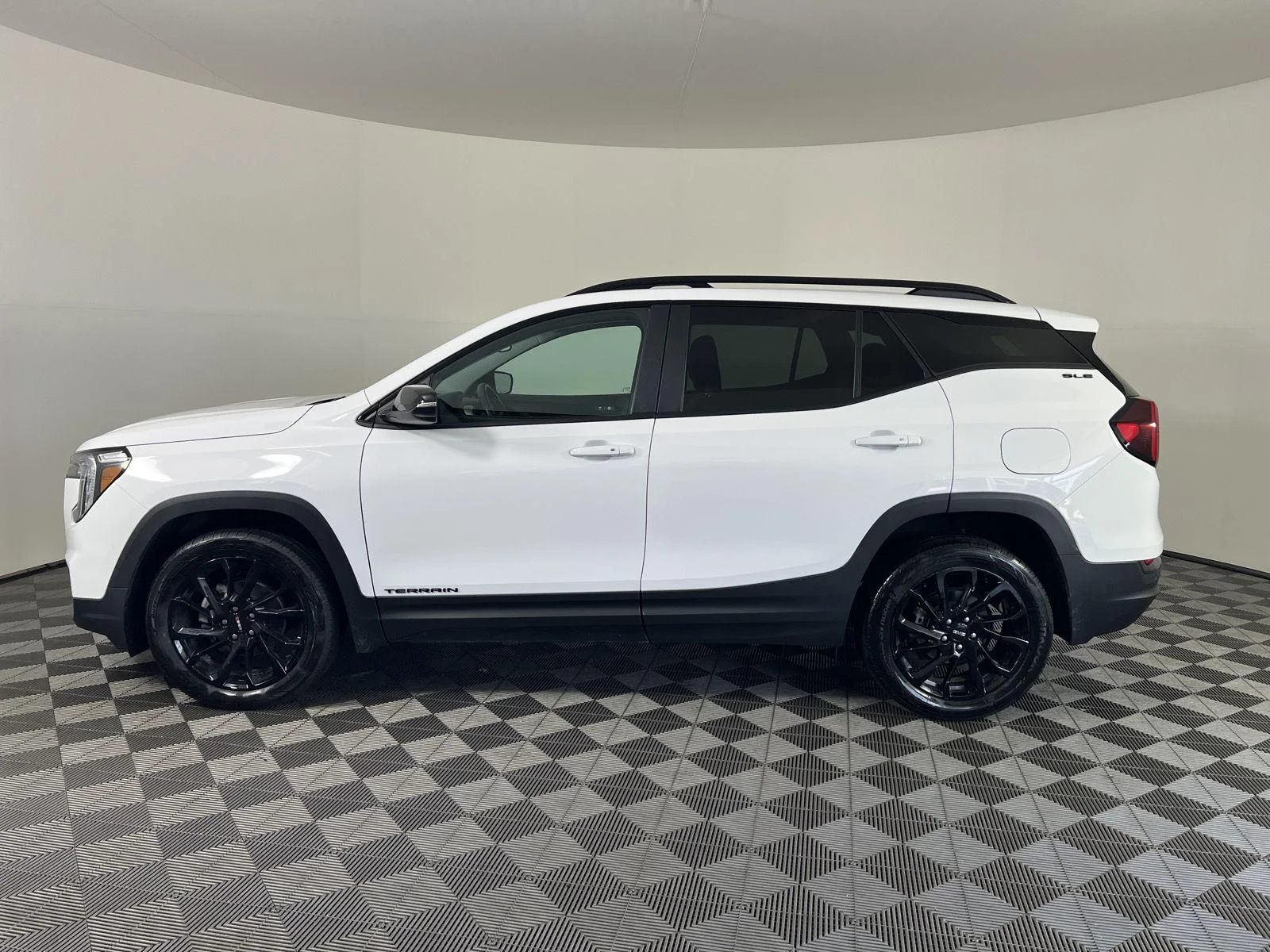 Used 2024 Summit White GMC SLE image 27
