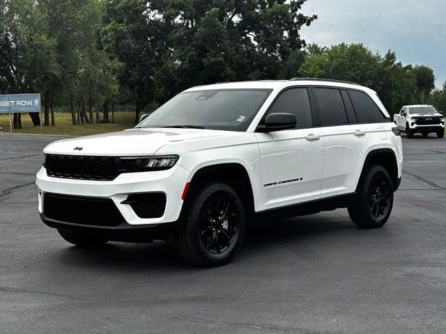 Used 2024 White Jeep Altitude image 3