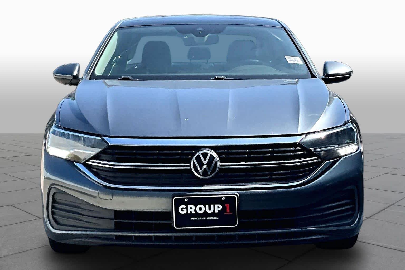 Used 2022 Platinum Gray Metallic Volkswagen SE image 3