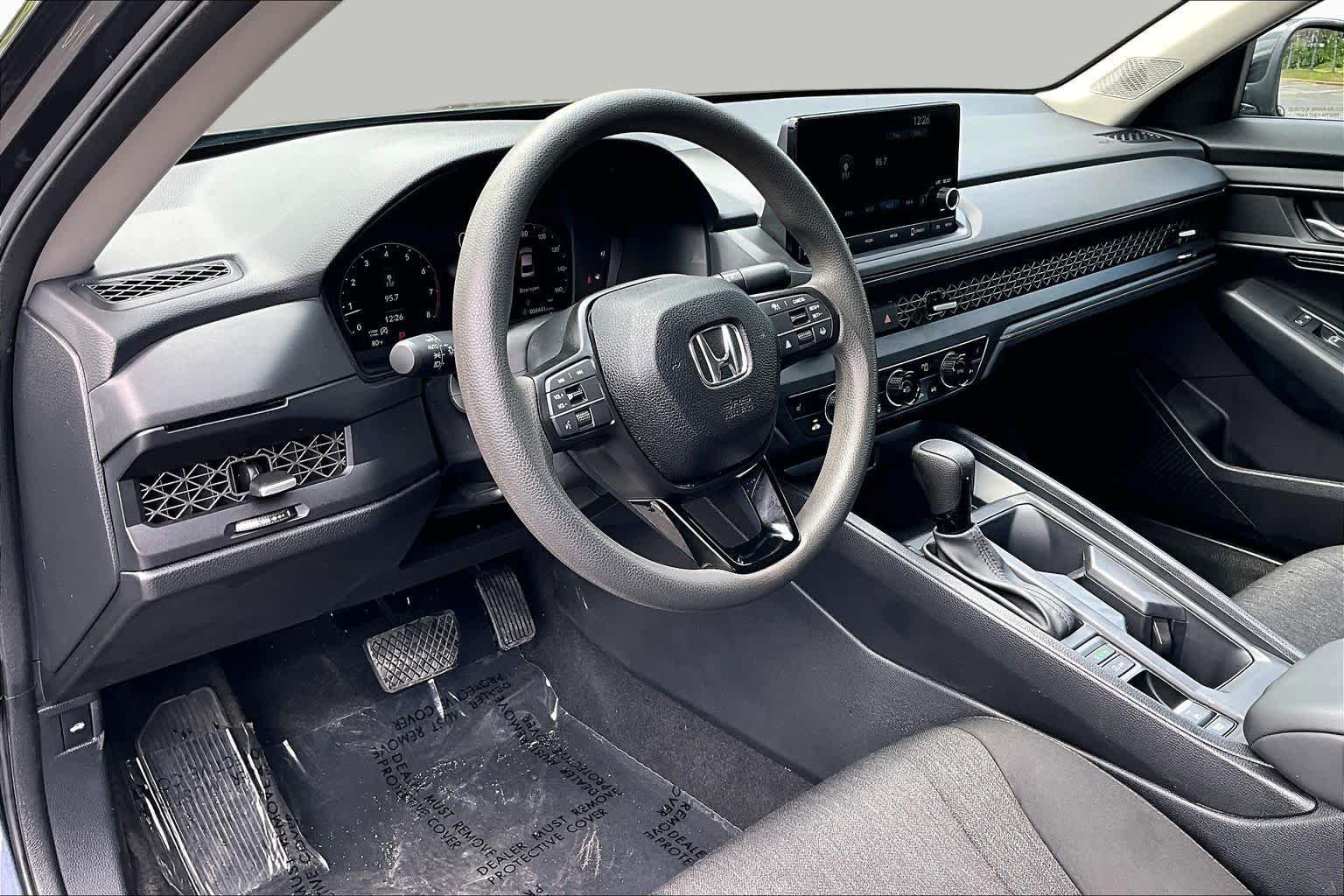 Used 2025 Meteorite Gray Metallic Honda SE image 17