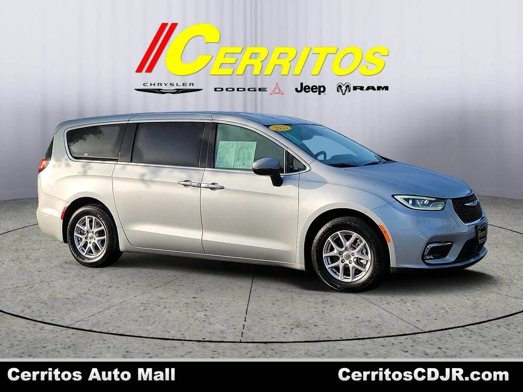 2023 Chrysler Pacifica Touring L's photo