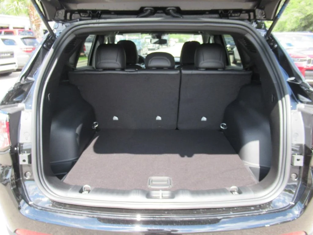 New 2026 Diamond Black Crystal Pearl-Coat Exterior Paint Jeep Latitude Altitude image 32