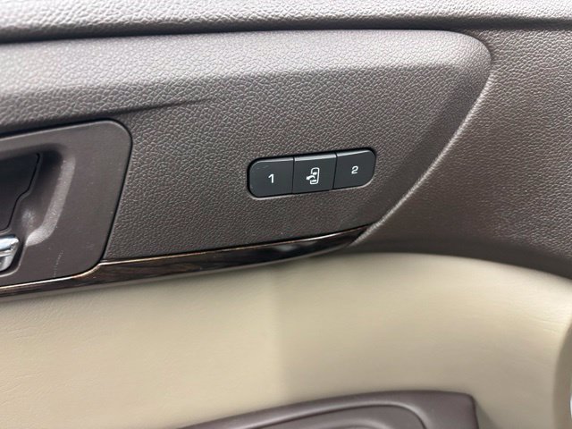 Used 2016 WHITE FROST TRICOAT GMC Denali image 20