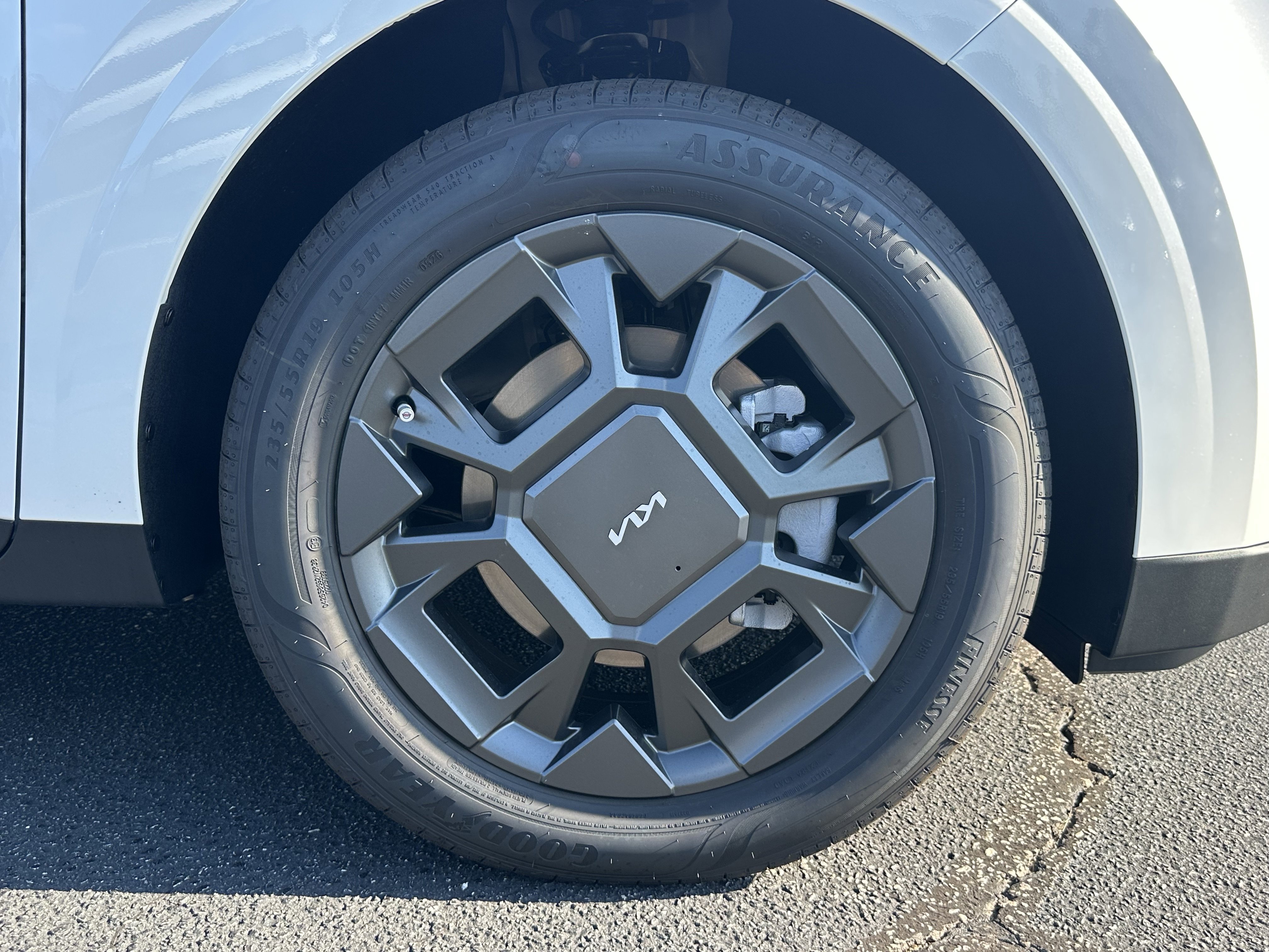 New 2026 Snow White Pearl Kia EX image 13