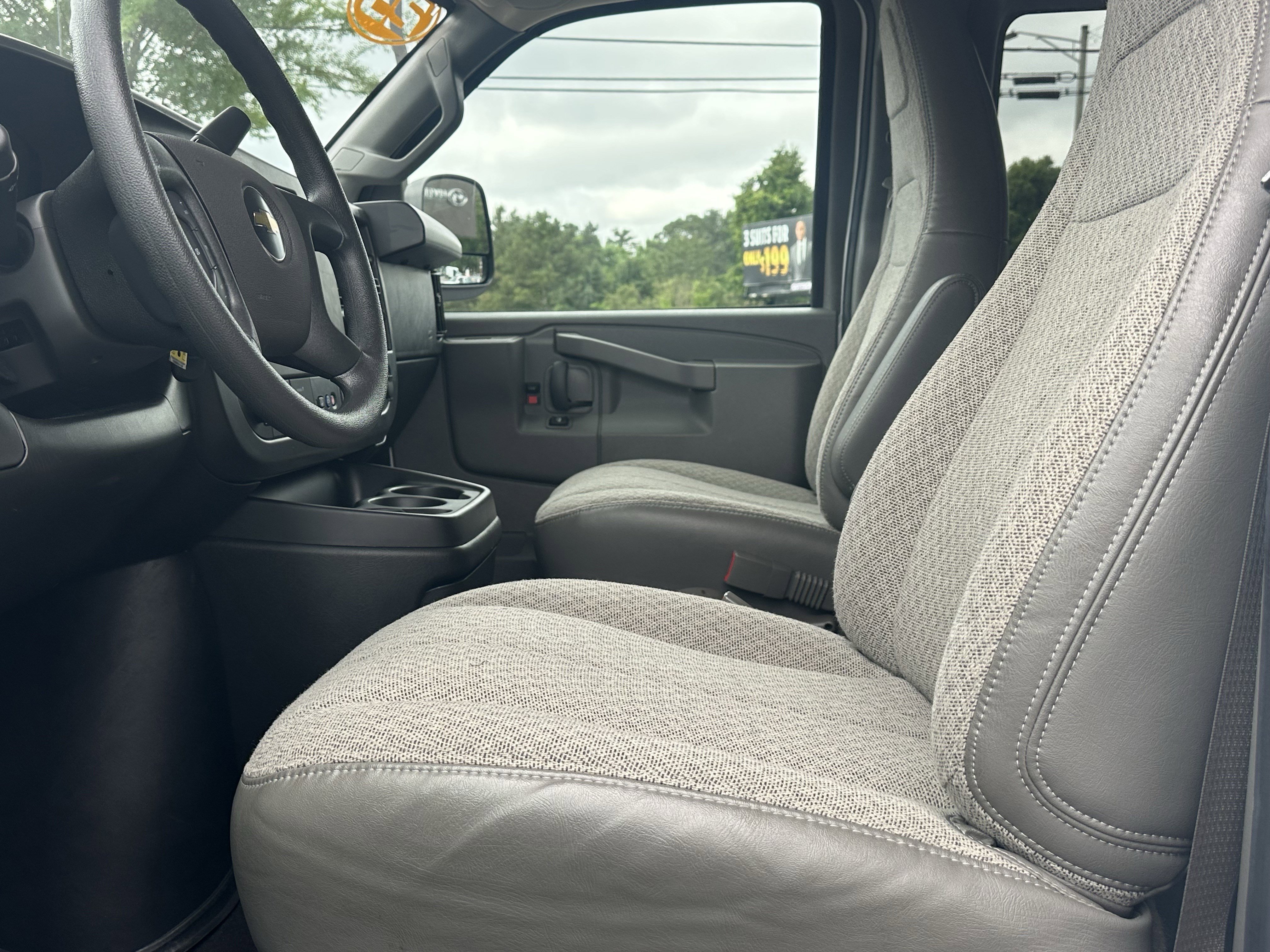 Used 2025 Summit White Chevrolet LT image 9