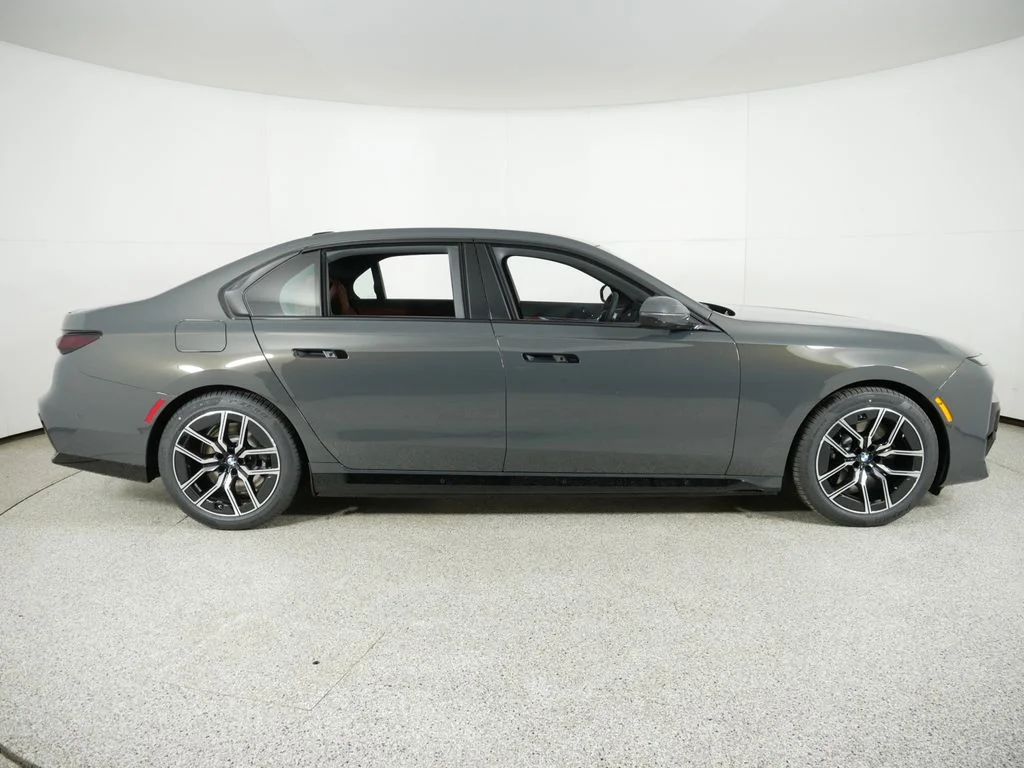 2025 BMW 7 Series 750e - Photo 7