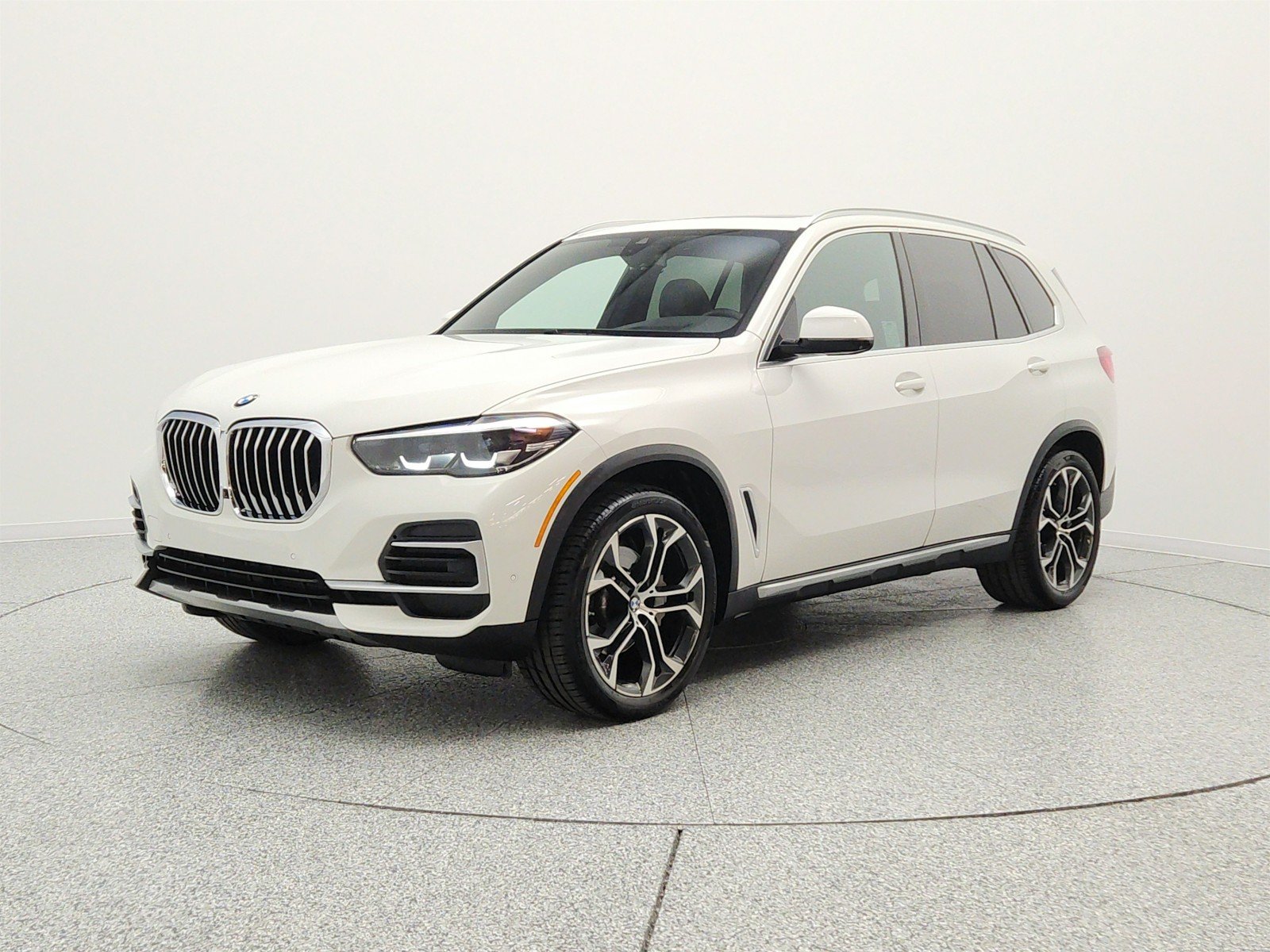 Used 2023 Alpine White BMW sDrive40i Sports Activity Vehicle image 1