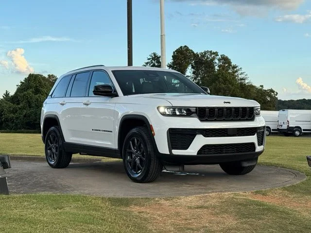 2027 Jeep Grand Cherokee Laredo Altitude