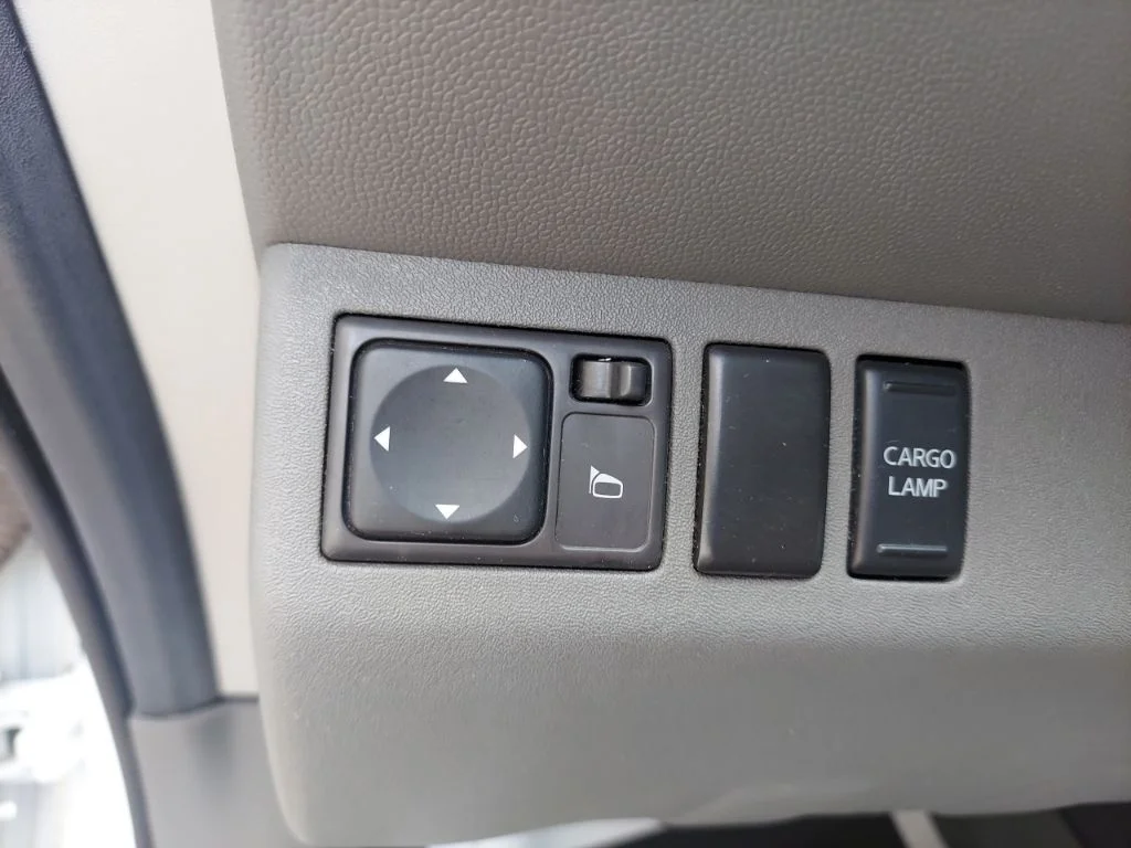 Used 2011 White Nissan SL image 21