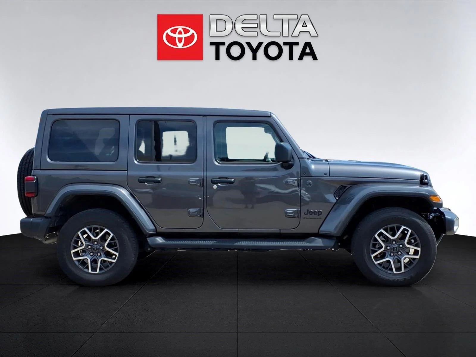 Used 2025 Granite Crystal Metallic Clearcoat Jeep Sahara image 6