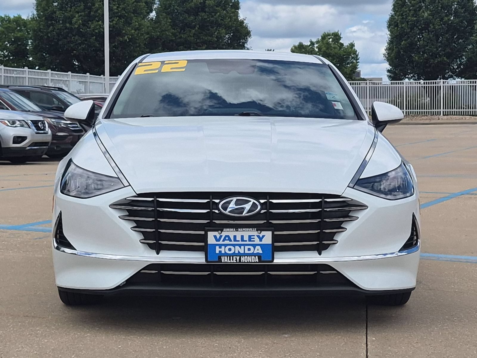 Used 2022 Quartz White Hyundai SE image 3