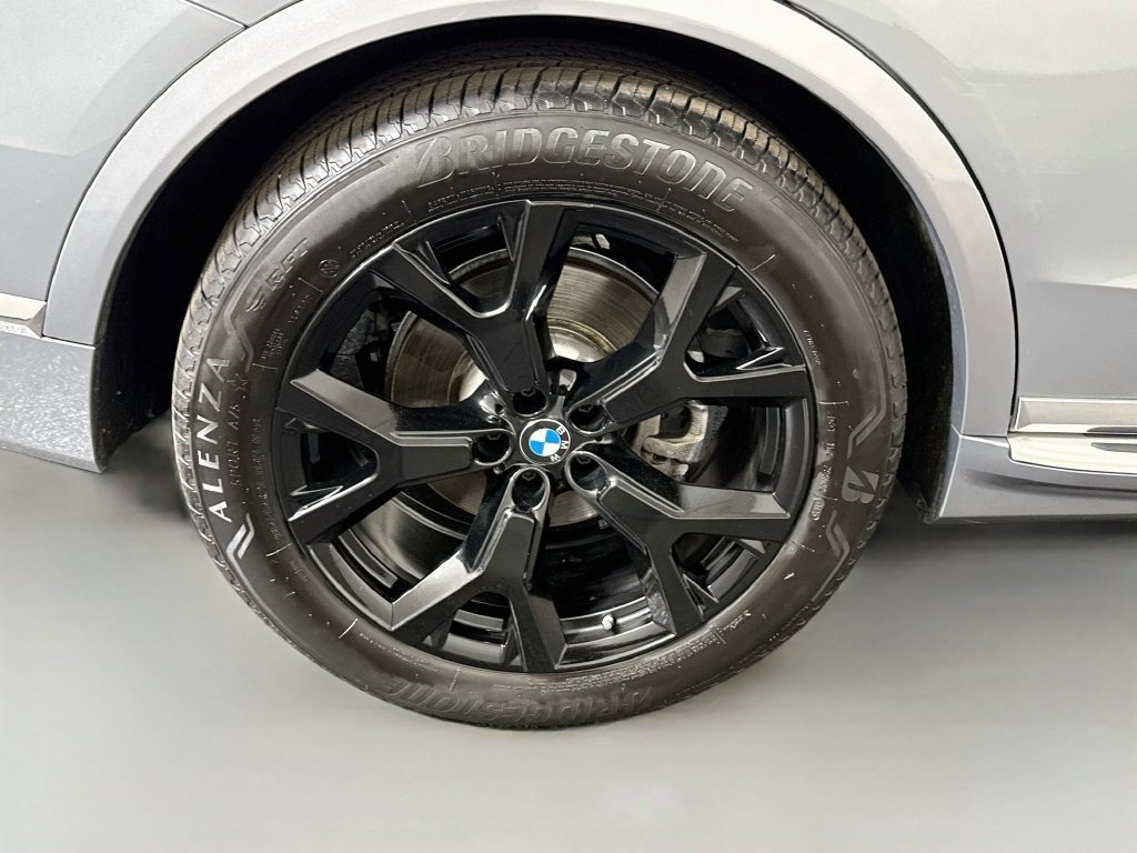 Used 2026 Skyscraper Gray Metallic BMW xDrive40i image 29