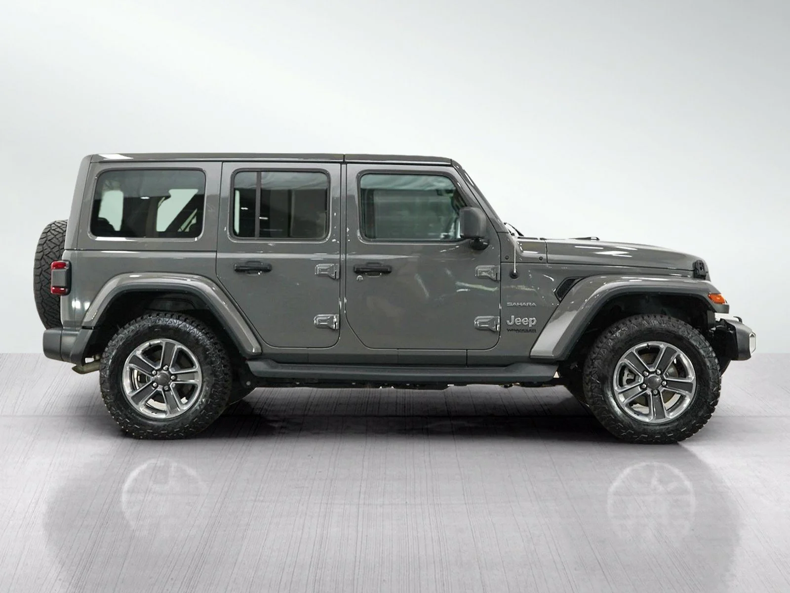 Used 2019 Sting-Gray Clearcoat Jeep Unlimited Sahara image 6