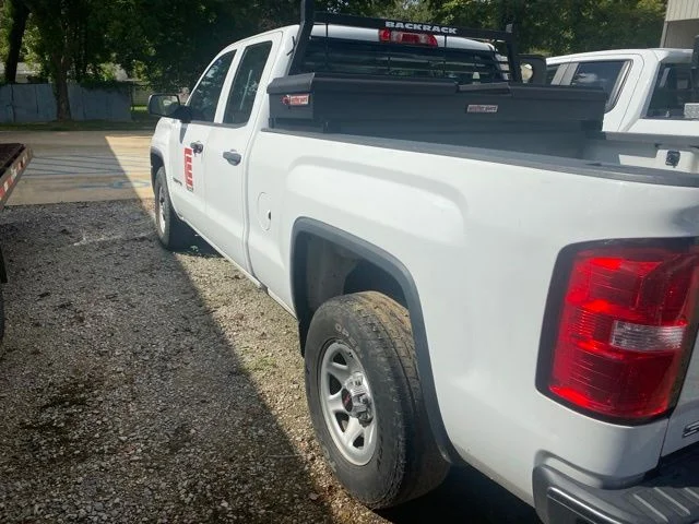 Used 2019 White GMC  image 1