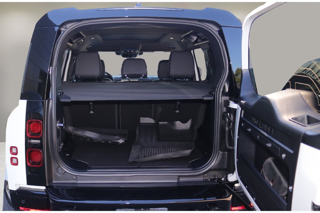 Used 2025 White Land Rover X-Dynamic SE image 15
