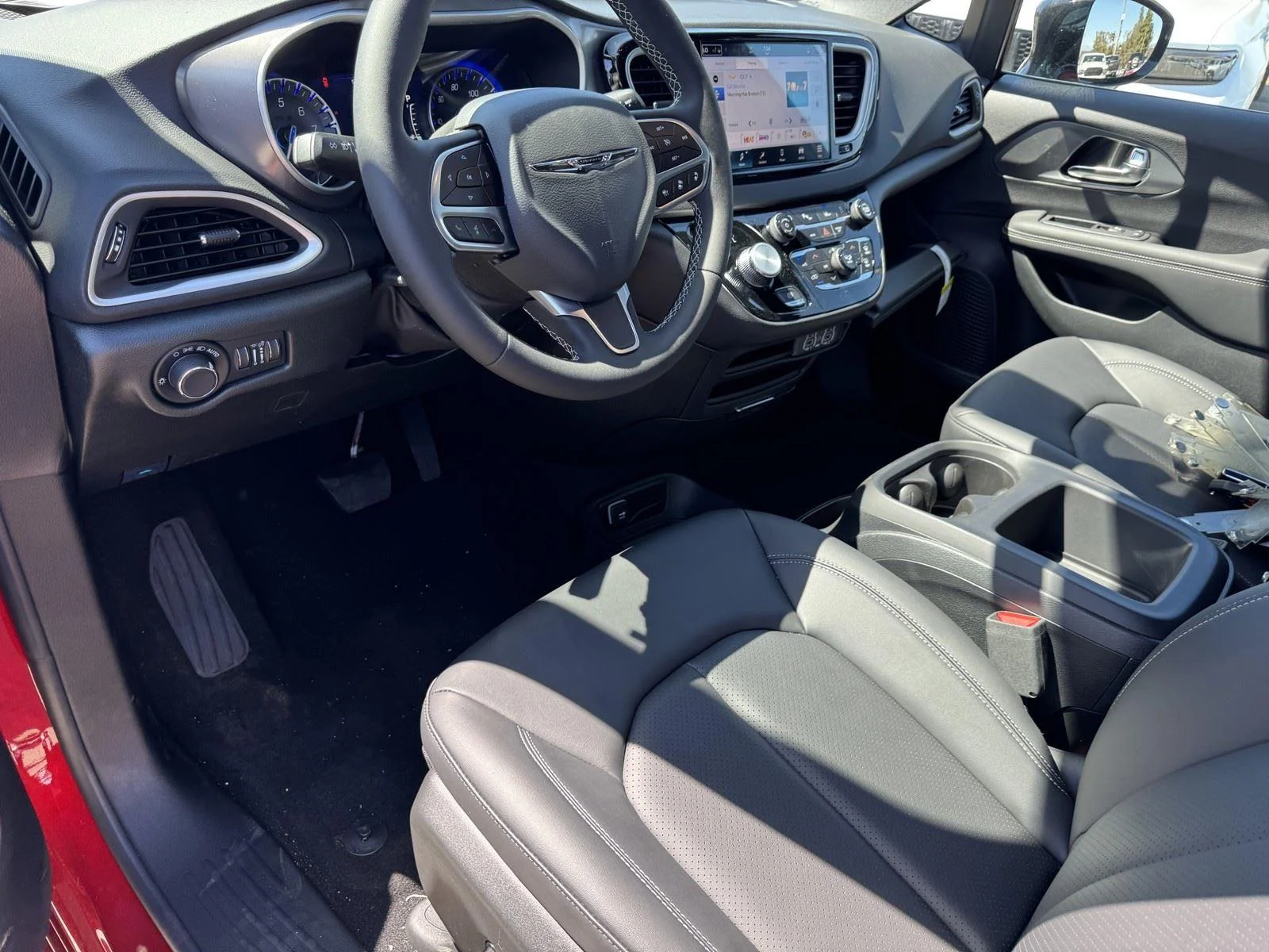 2025 Chrysler Voyager LX - Photo 12