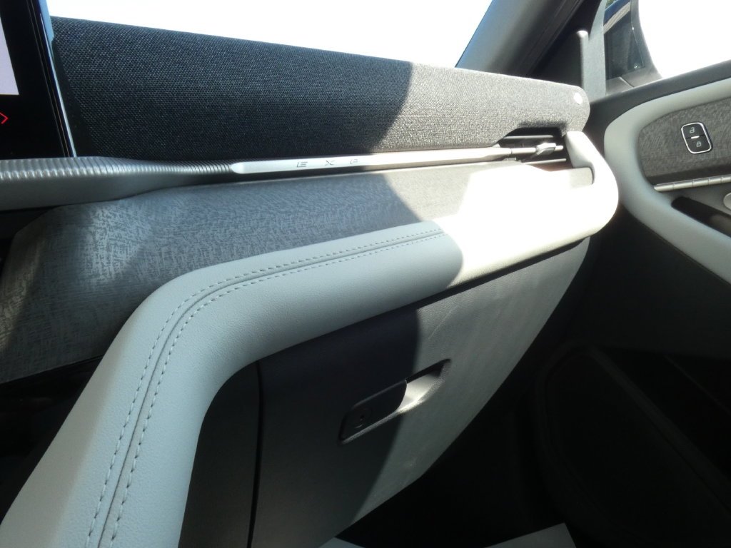 New 2027 Star White Metallic Tri-Coat Ford Platinum™ image 29