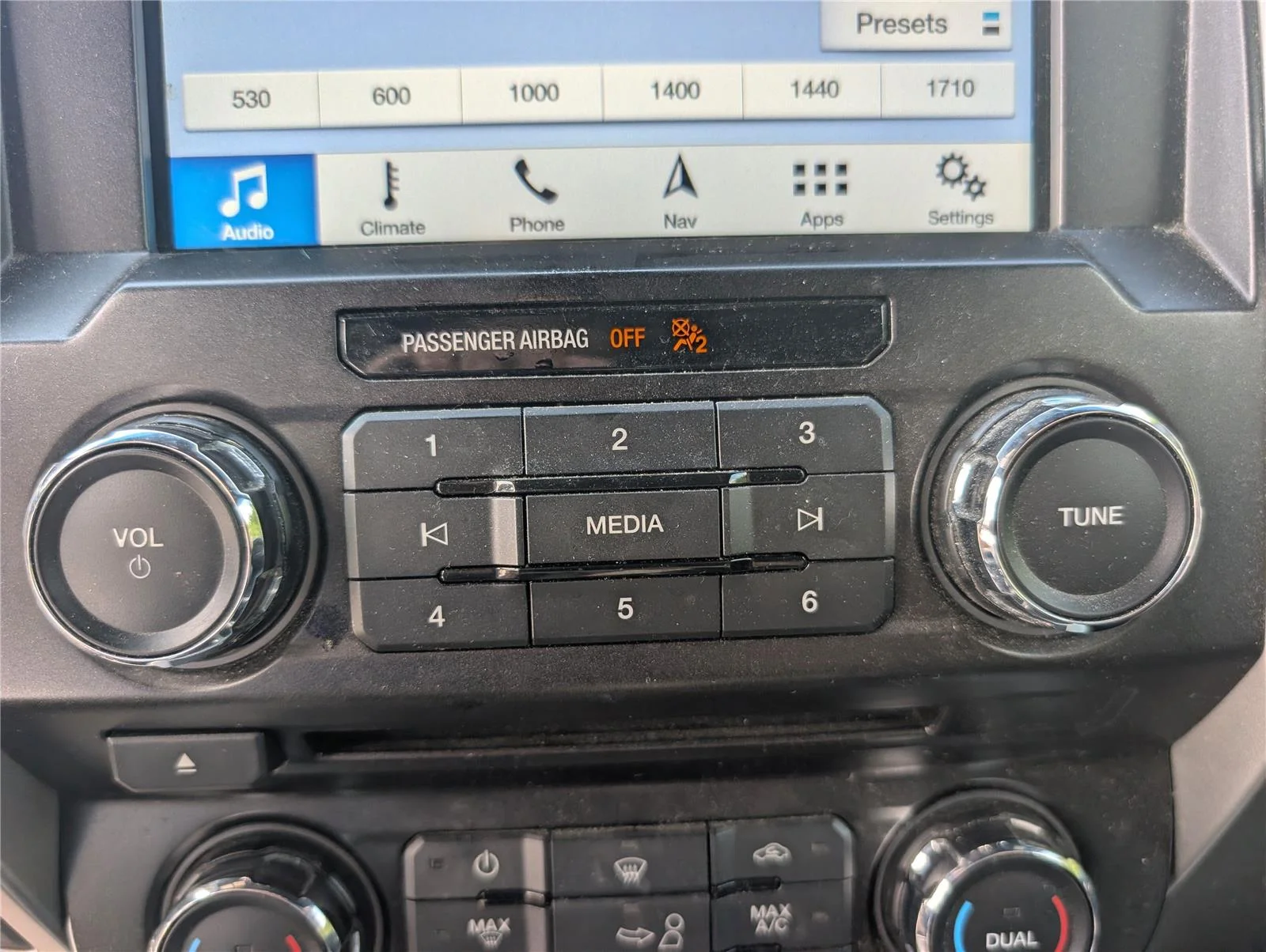 Used 2018 Oxford White Ford LARIAT image 46