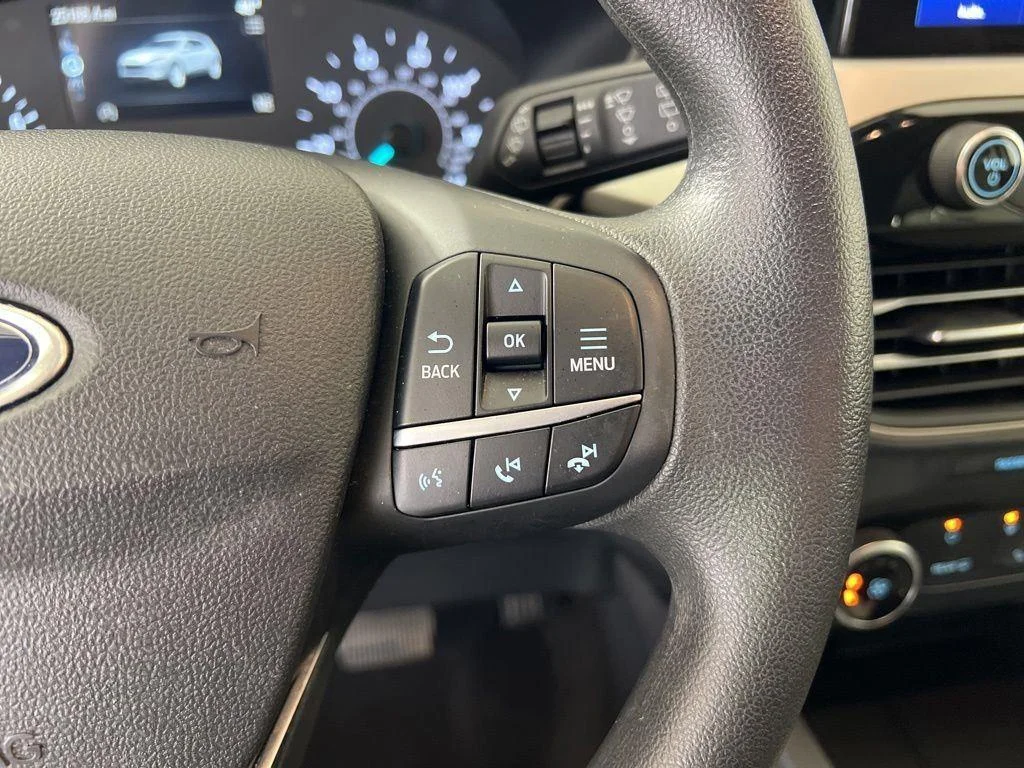 Used 2022 White Metallic Ford SE image 18