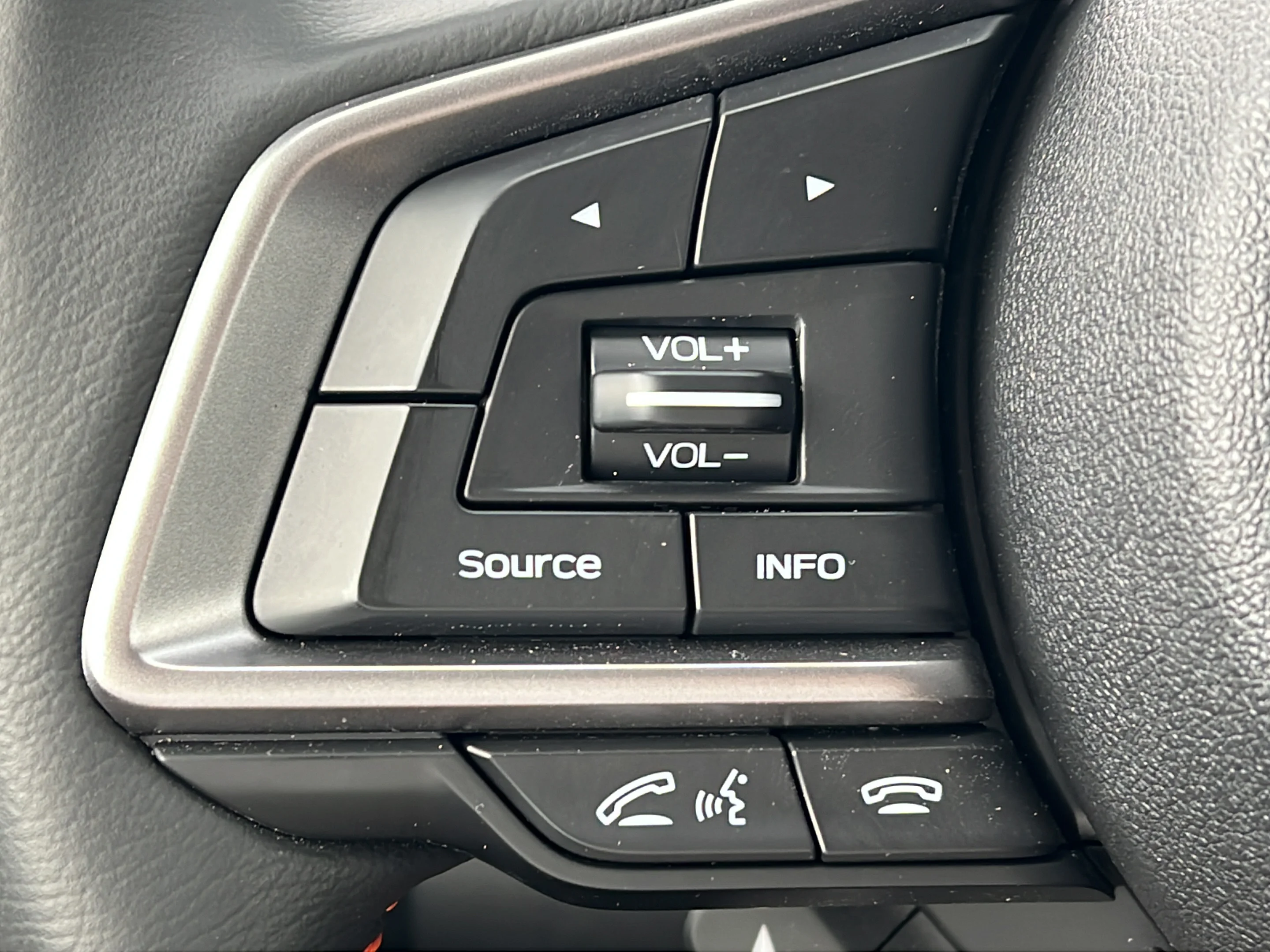 Used 2019 Ice Silver Metallic Subaru Limited image 21