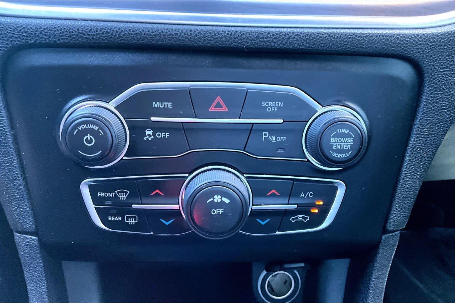 Used 2017 Pitch Black Clearcoat Dodge SE image 35