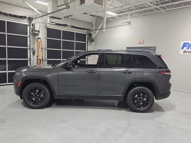 New 2026 Baltic Gray Metallic Clear-Coat Exterior Paint Jeep Altitude image 4