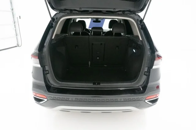 Used 2025 Deep Black Pearl Volkswagen SE image 9