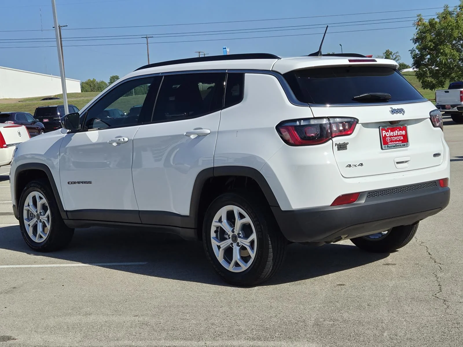 Used 2025 White/off-white Jeep Latitude 4x4 image 6