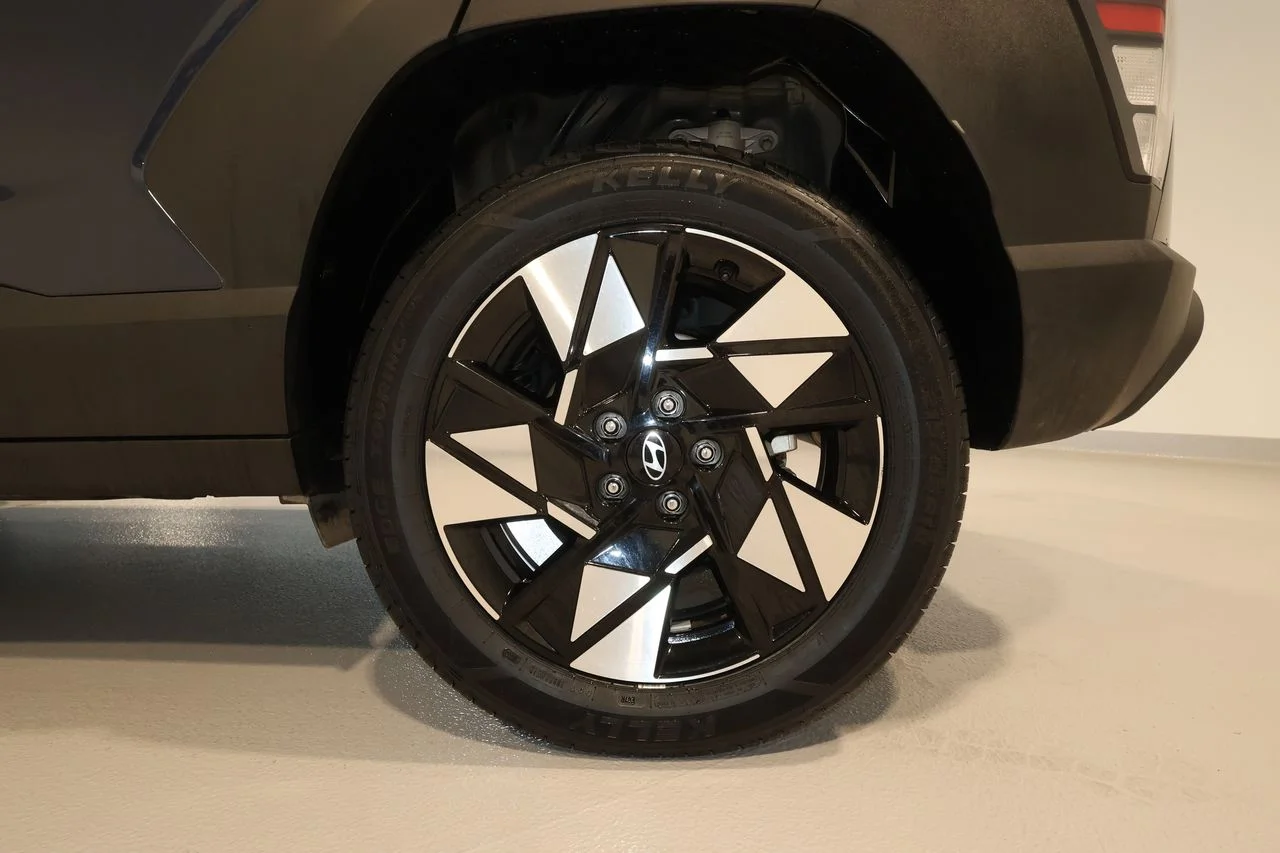 Used 2025 Blue Hyundai SEL image 31