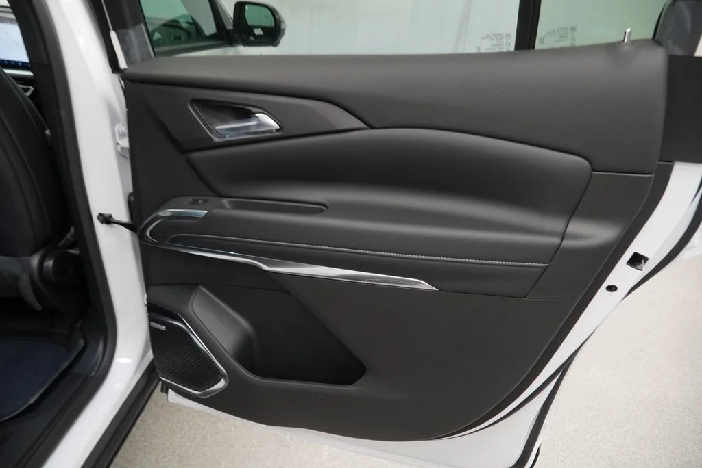 New 2027 Summit White Chevrolet LT image 28