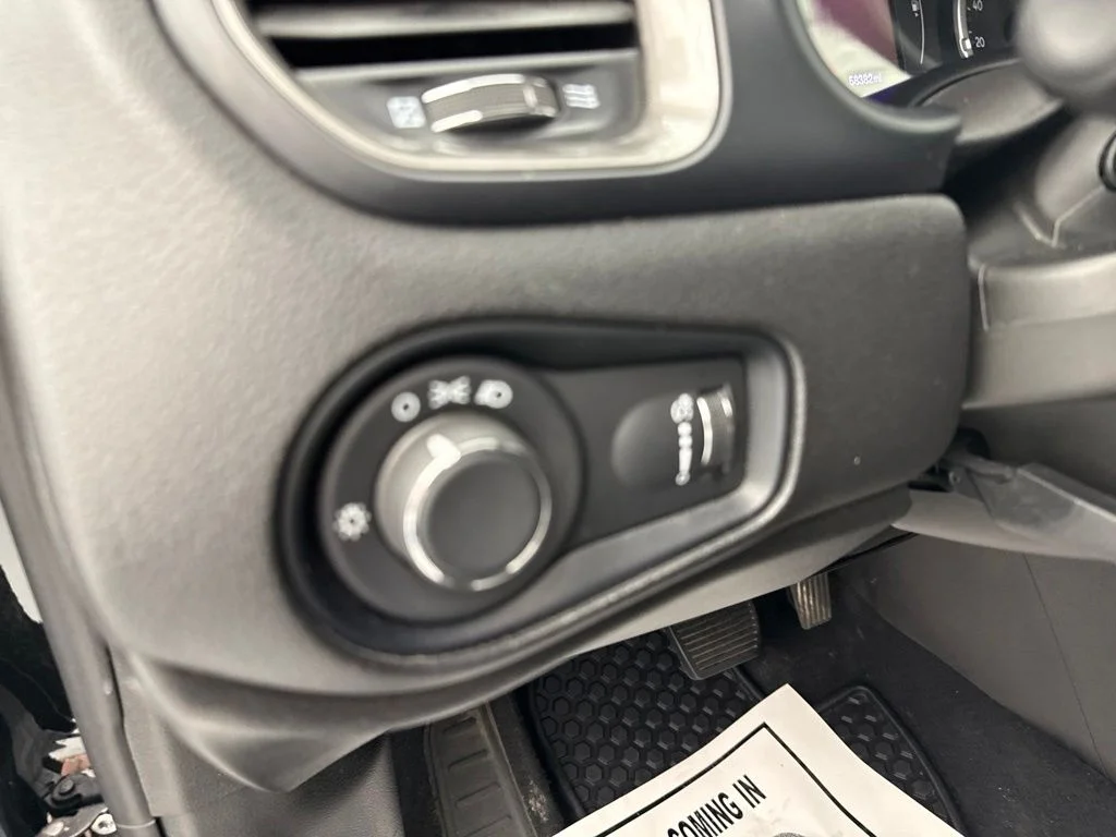 Used 2023 Black Jeep Latitude image 19