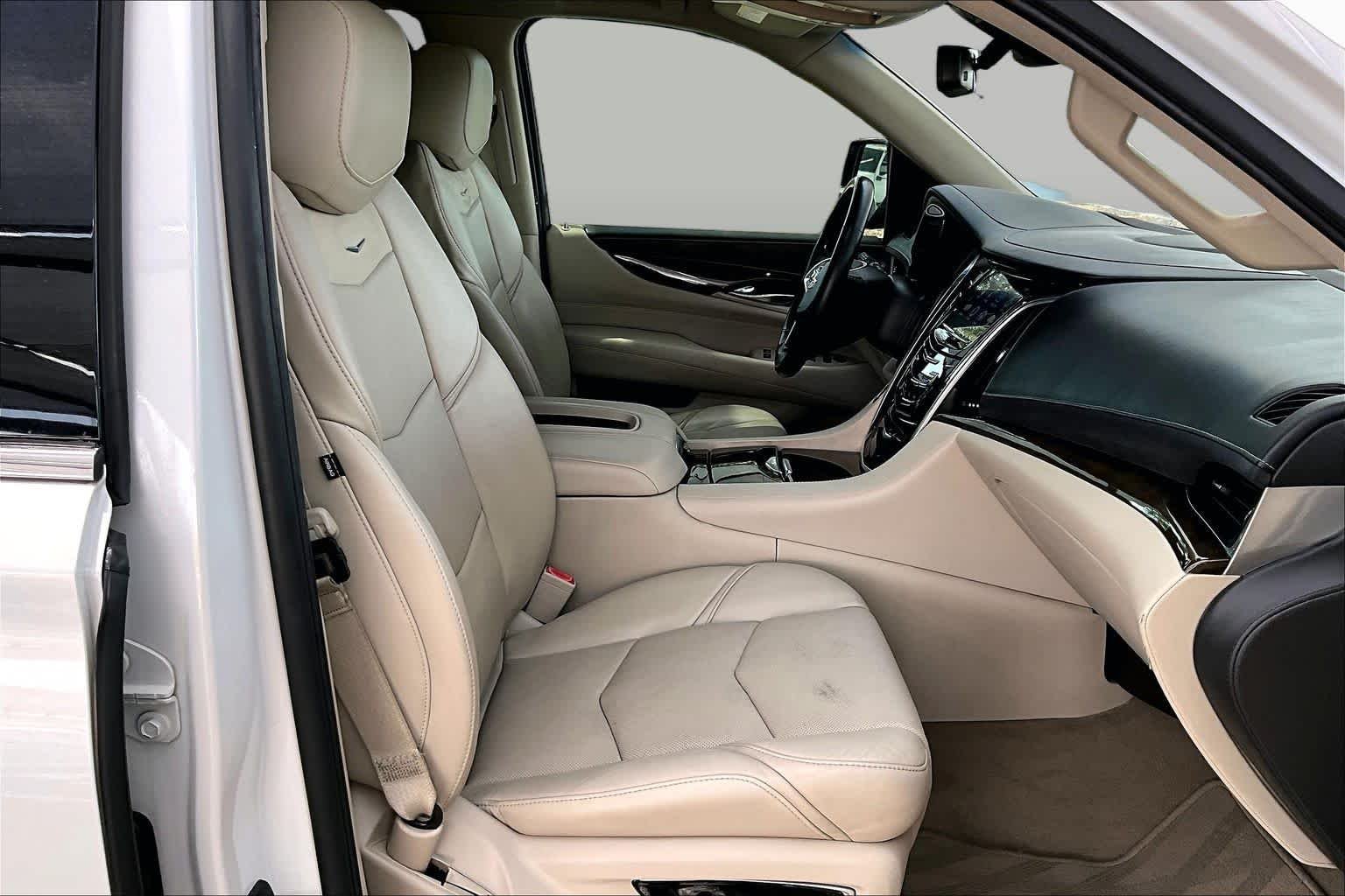 Used 2019 Crystal White Tricoat Cadillac Premium Luxury image 9