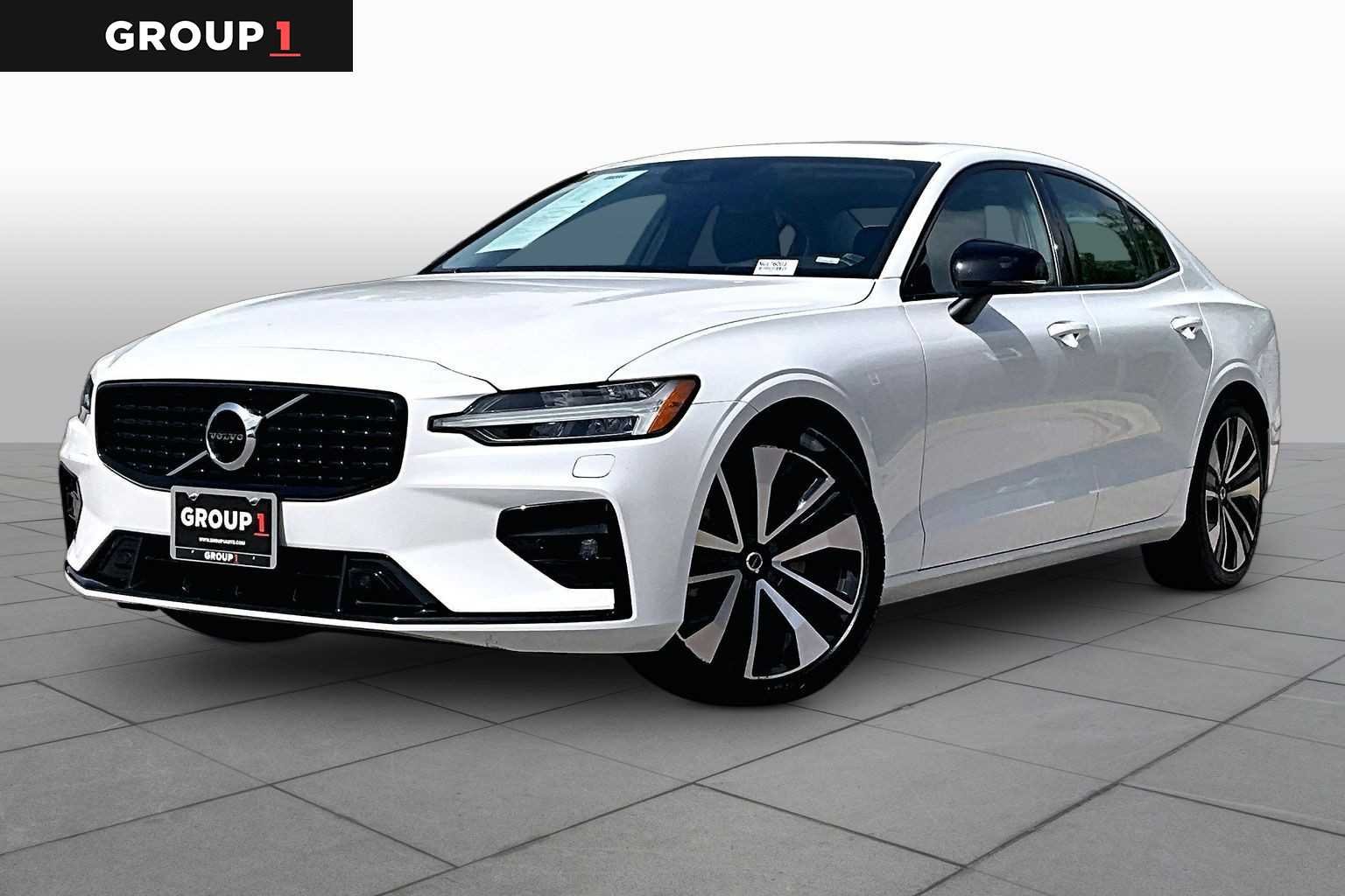 Used 2022 Crystal White Metallic Volvo Momentum image 1