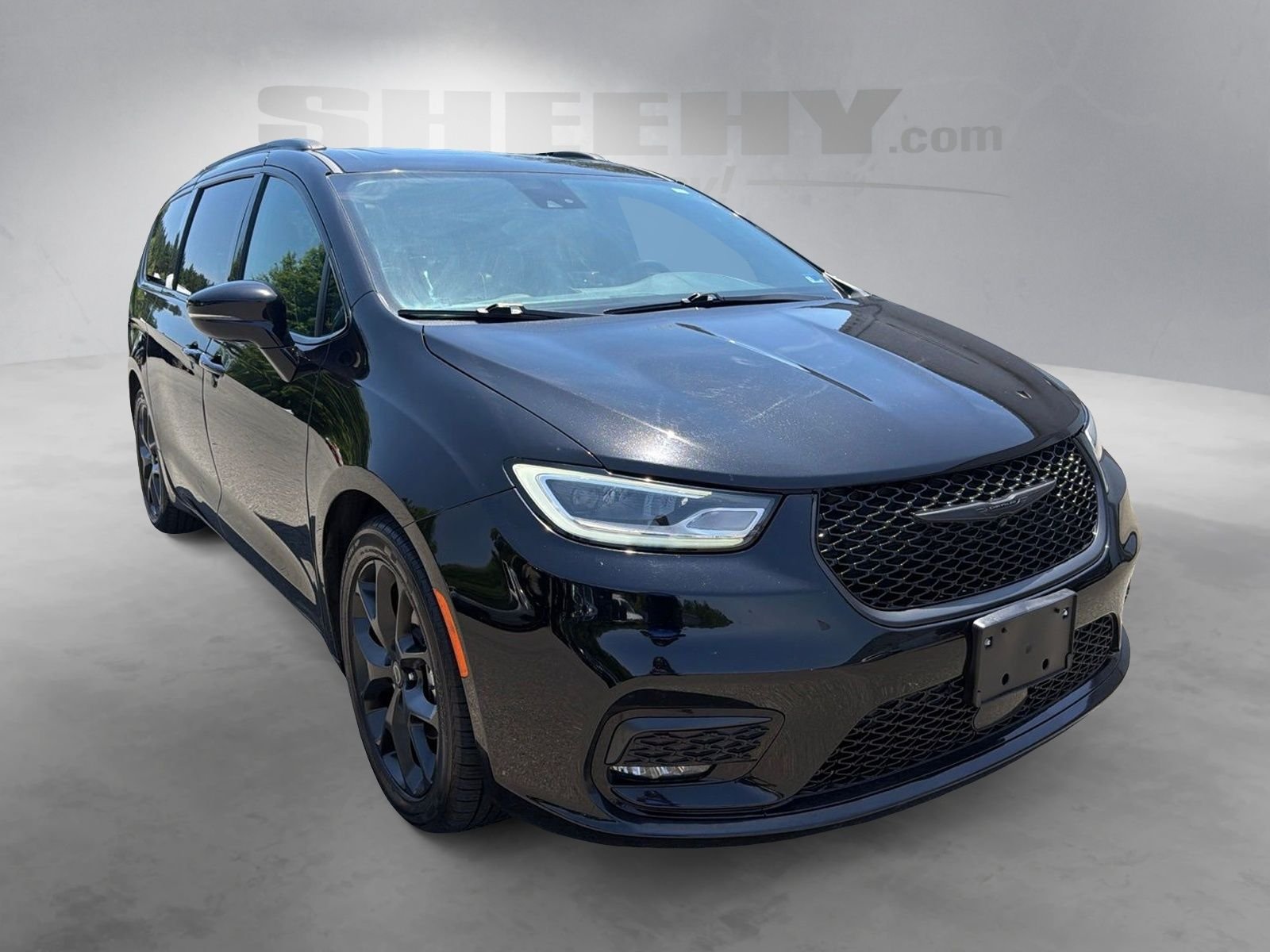 Used 2025 Black Chrysler Limited image 2