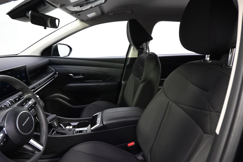 Certified Used 2025 Phantom Black Hyundai SE image 8