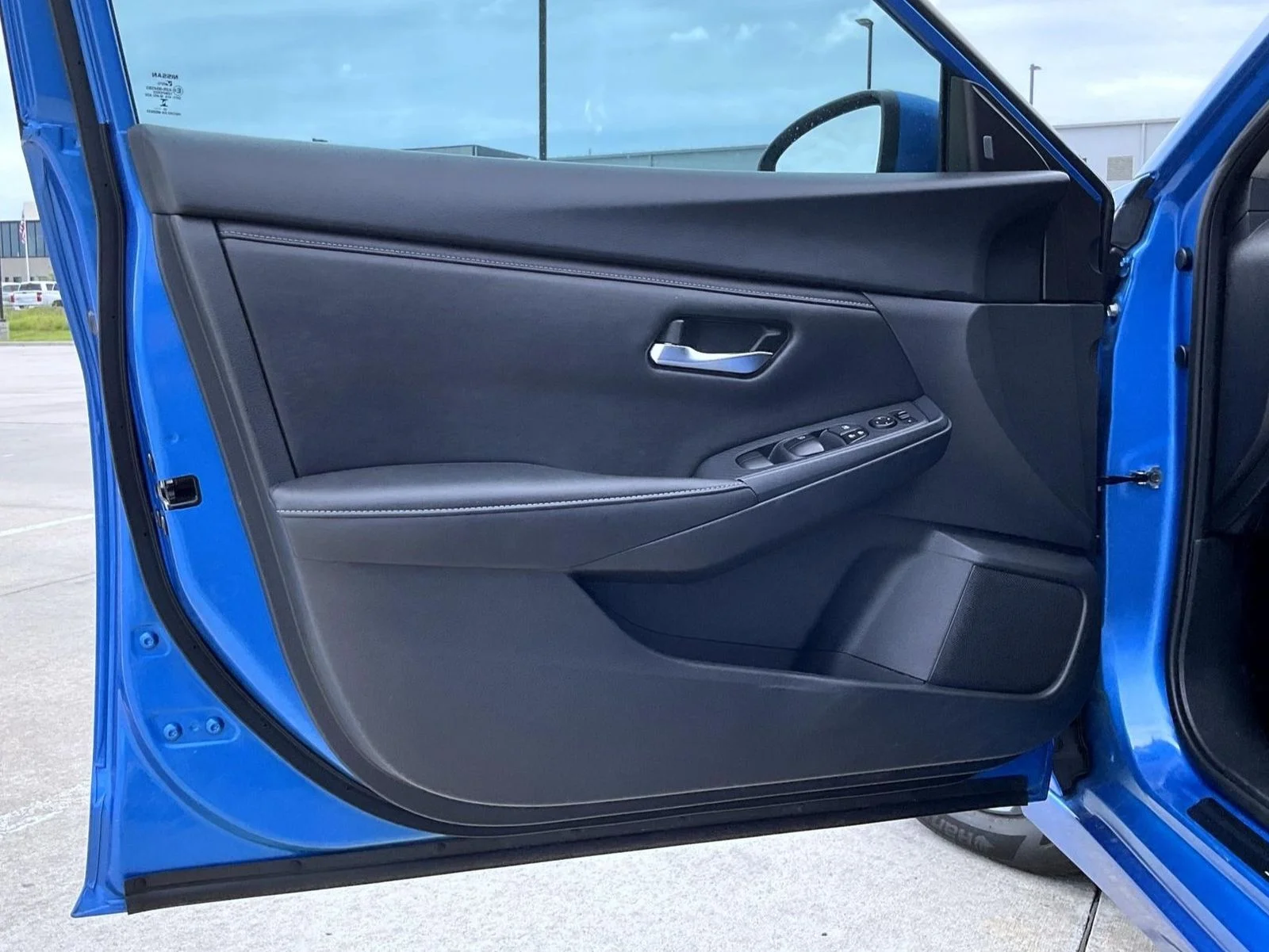 Used 2023 Blue Nissan SV image 9