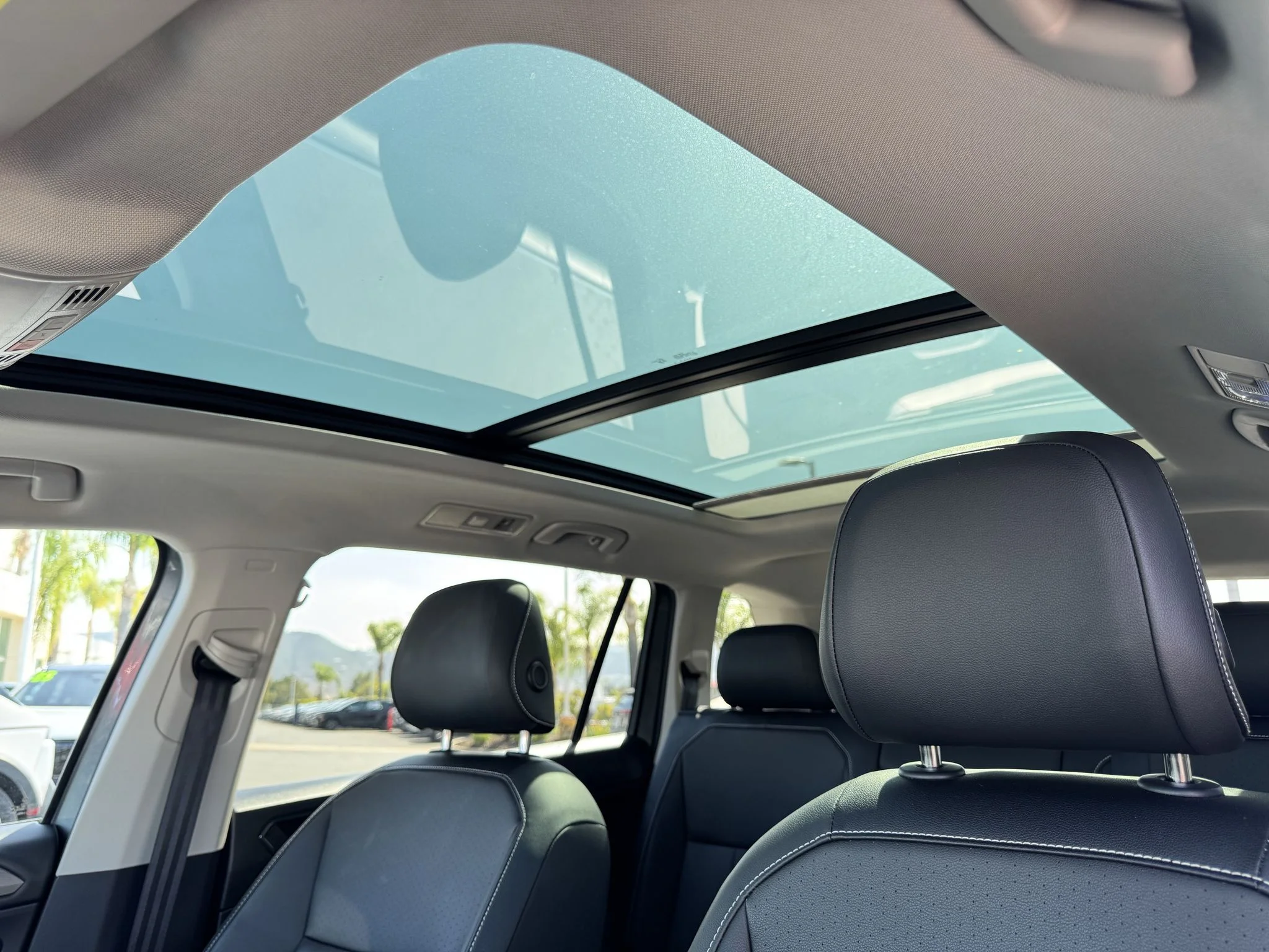 Used 2023 Platinum Gray Metallic Volkswagen SE image 29