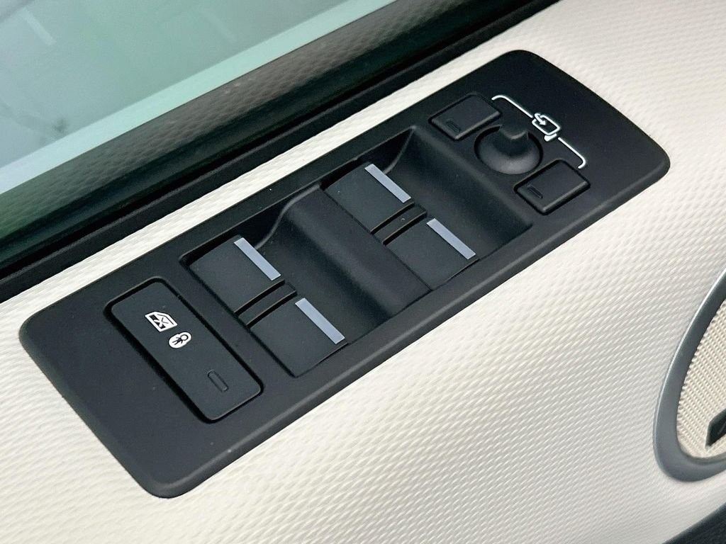 Used 2024 Fuji White Land Rover Dynamic SE image 22
