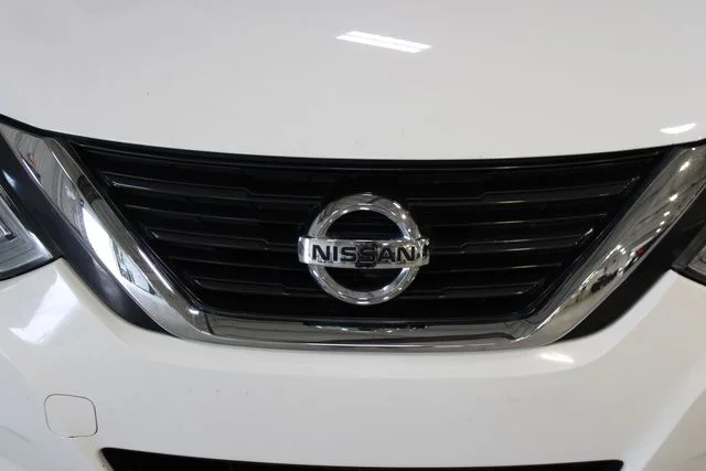 Used 2017 White Nissan 2.5 S image 23