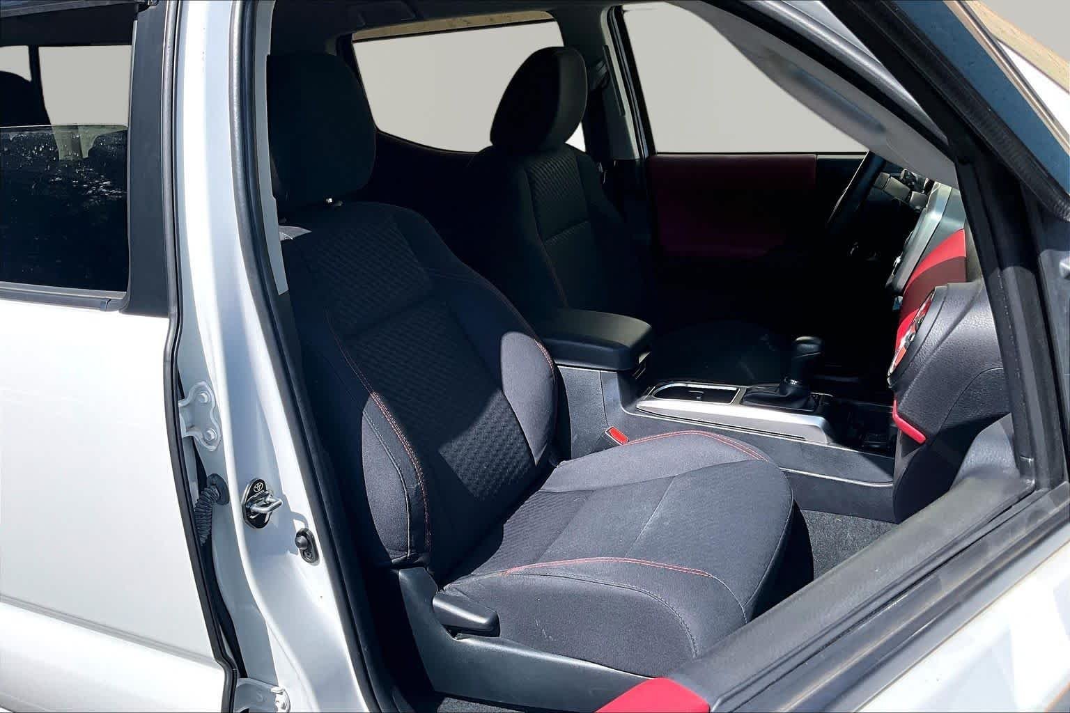 Used 2022 White Toyota SR5 image 9