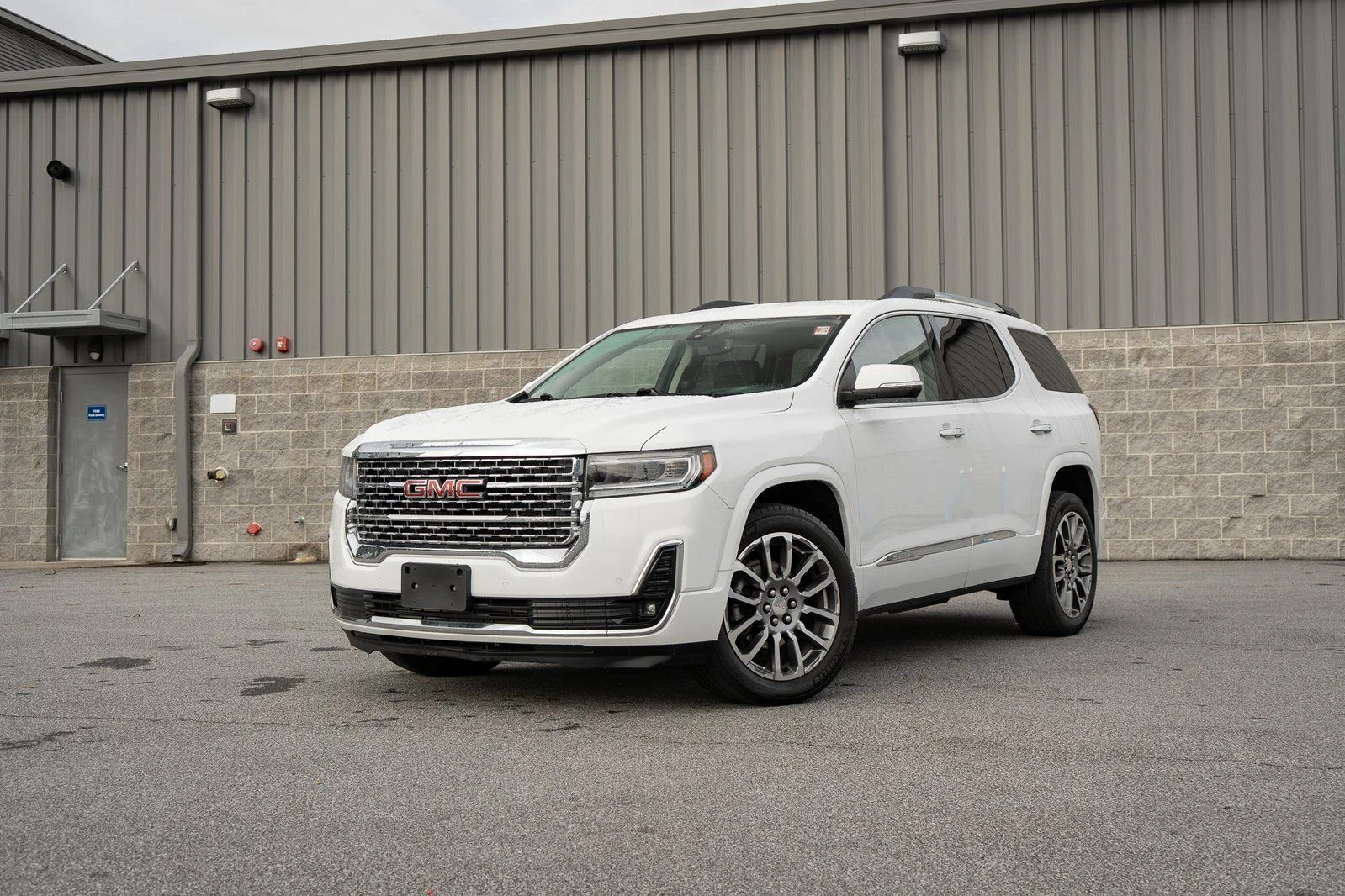 Used 2023 White GMC Denali image 1