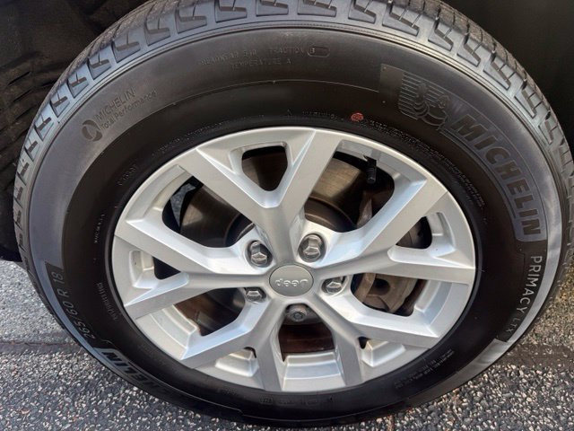 Used 2023 White/off-white Jeep Limited image 4