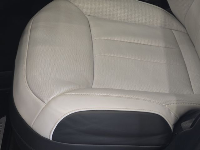 Certified Used 2025 White Land Rover Dynamic SE image 31
