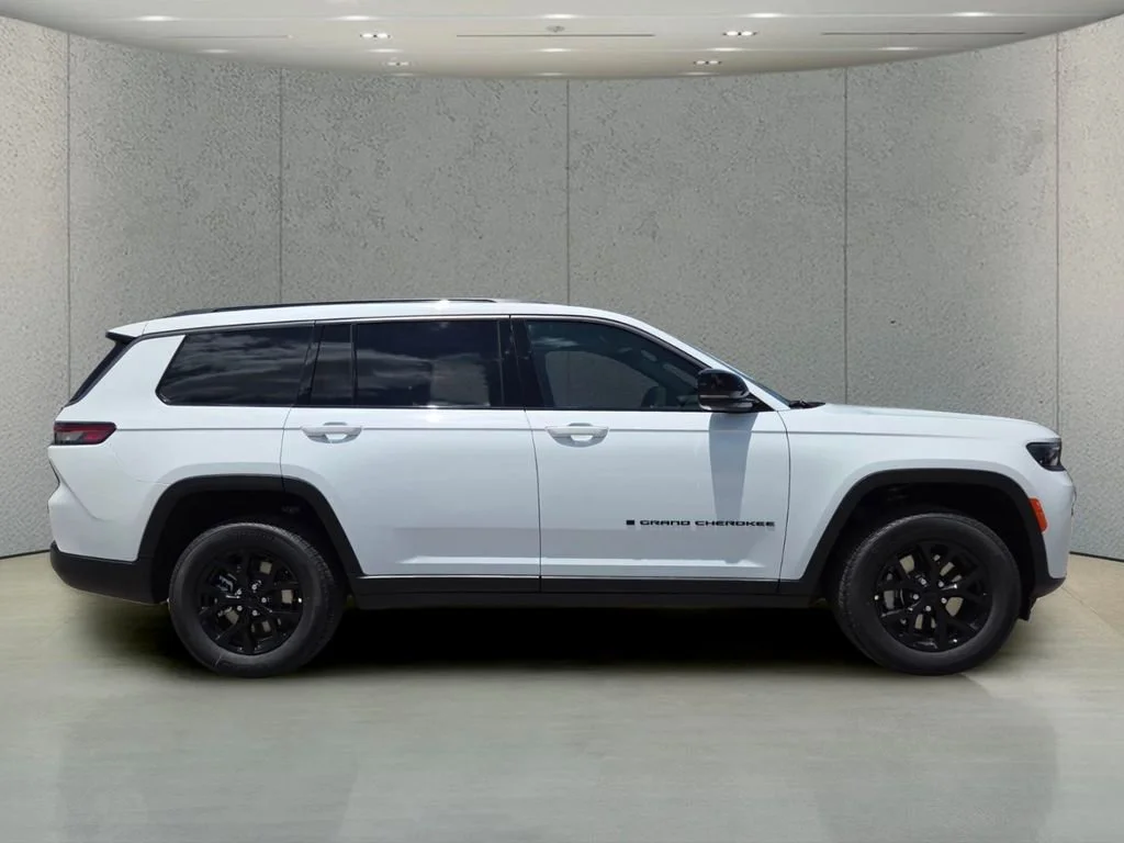 New 2026 Bright White Clear-Coat Exterior Paint Jeep Laredo Altitude image 3